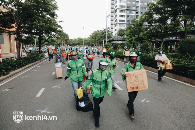 Đội quân shipper “đổ bộ” đến những bệnh viện dã chiến để giao hàng hóa cho bệnh nhân Covid-19 ở Sài Gòn - Ảnh 15.