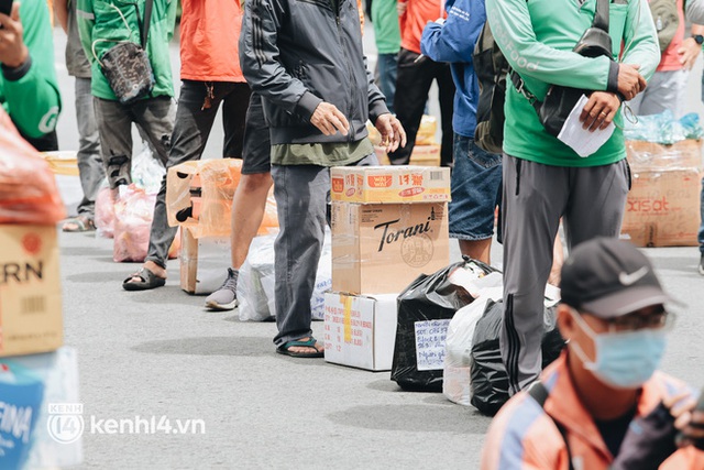 Đội quân shipper “đổ bộ” đến những bệnh viện dã chiến để giao hàng hóa cho bệnh nhân Covid-19 ở Sài Gòn - Ảnh 7. Đội quân shipper “đổ bộ” đến những bệnh viện dã chiến để giao hàng hóa cho bệnh nhân Covid-19 ở Sài Gòn - Ảnh 7.