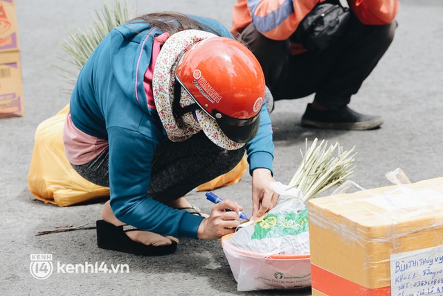 Đội quân shipper “đổ bộ” đến những bệnh viện dã chiến để giao hàng hóa cho bệnh nhân Covid-19 ở Sài Gòn - Ảnh 9. Đội quân shipper “đổ bộ” đến những bệnh viện dã chiến để giao hàng hóa cho bệnh nhân Covid-19 ở Sài Gòn - Ảnh 9.