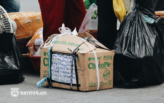 Đội quân shipper “đổ bộ” đến những bệnh viện dã chiến để giao hàng hóa cho bệnh nhân Covid-19 ở Sài Gòn - Ảnh 10. Đội quân shipper “đổ bộ” đến những bệnh viện dã chiến để giao hàng hóa cho bệnh nhân Covid-19 ở Sài Gòn - Ảnh 10.