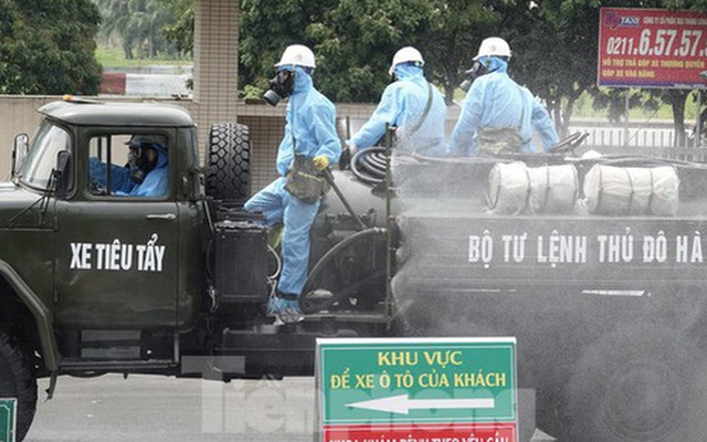Lực lượng phòng hóa của BTL Thủ đô Hà Nội phun khử trùng, tiêu độc tại Bệnh viện Bệnh Nhiệt đới Trung ương cơ sở 2, ngày 6/5. Ảnh: Nguyễn Minh