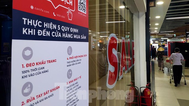  Trung tâm thương mại ở Hà Nội phủ bạt, ngừng hoạt động các gian hàng không thiết yếu  - Ảnh 11.