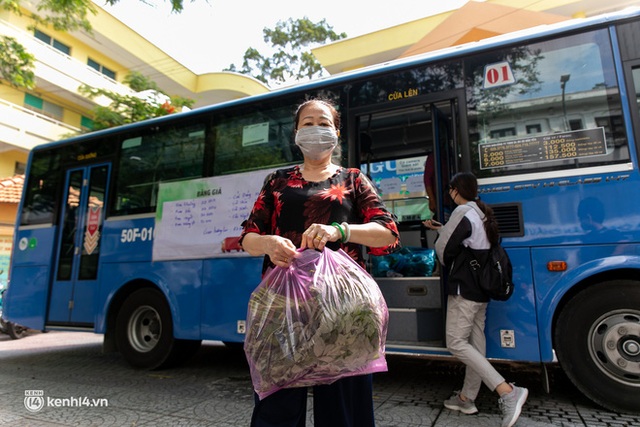 Ảnh, clip: Những chiếc xe buýt chở đầy rau củ với giá bình ổn cho người dân Sài Gòn những ngày giãn cách xã hội - Ảnh 8.