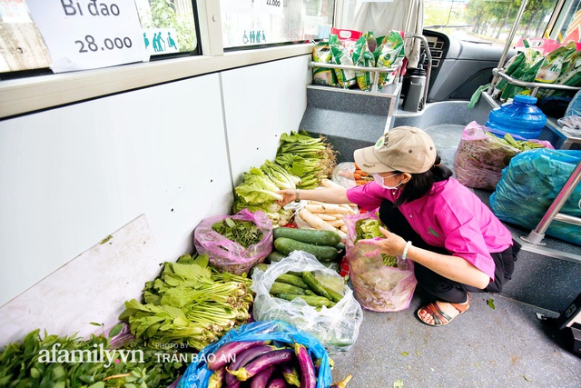  Người Sài Gòn lên xe buýt để... mua rau củ, thịt cá giá bình ổn, vẫn đảm bảo an toàn nhưng quan trọng là cái gì cũng tươi ngon!  - Ảnh 1.