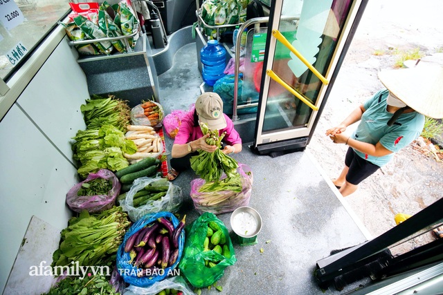  Người Sài Gòn lên xe buýt để... mua rau củ, thịt cá giá bình ổn, vẫn đảm bảo an toàn nhưng quan trọng là cái gì cũng tươi ngon!  - Ảnh 2.