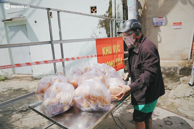 Mẹ khiếm thị, con trai nấu cơm rồi đi khắp Sài Gòn để tặng người khuyết tật: Mẹ có anh đi còn té ngã, cô chú ngoài kia chẳng biết sống sao - Ảnh 14. Mẹ khiếm thị, con trai nấu cơm rồi đi khắp Sài Gòn để tặng người khuyết tật: Mẹ có anh đi còn té ngã, cô chú ngoài kia chẳng biết sống sao - Ảnh 14.