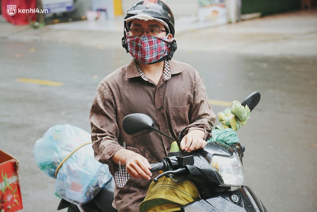 Mẹ khiếm thị, con trai nấu cơm rồi đi khắp Sài Gòn để tặng người khuyết tật: Mẹ có anh đi còn té ngã, cô chú ngoài kia chẳng biết sống sao - Ảnh 17.