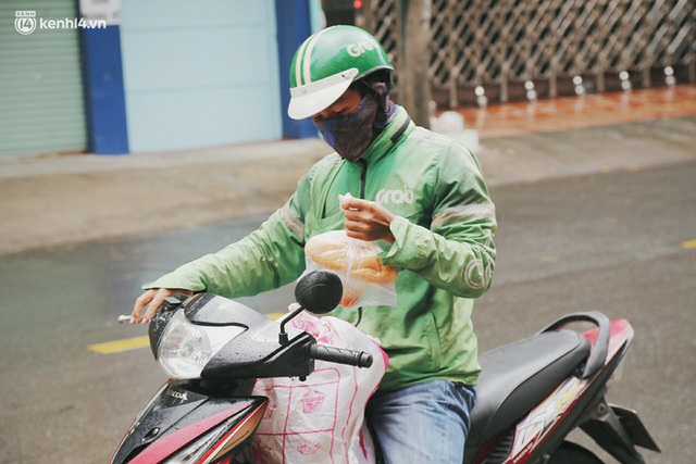 Mẹ khiếm thị, con trai nấu cơm rồi đi khắp Sài Gòn để tặng người khuyết tật: Mẹ có anh đi còn té ngã, cô chú ngoài kia chẳng biết sống sao - Ảnh 20. Mẹ khiếm thị, con trai nấu cơm rồi đi khắp Sài Gòn để tặng người khuyết tật: Mẹ có anh đi còn té ngã, cô chú ngoài kia chẳng biết sống sao - Ảnh 20.
