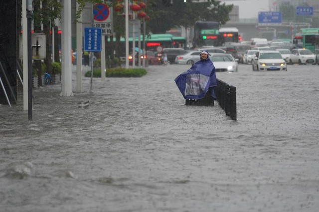 ‘Mưa lớn nhất 1.000 năm’ gây lụt nặng ở tỉnh miền trung Trung Quốc - Ảnh 4.