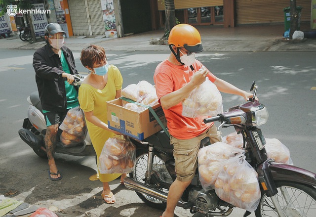 Mẹ khiếm thị, con trai nấu cơm rồi đi khắp Sài Gòn để tặng người khuyết tật: Mẹ có anh đi còn té ngã, cô chú ngoài kia chẳng biết sống sao - Ảnh 5. Mẹ khiếm thị, con trai nấu cơm rồi đi khắp Sài Gòn để tặng người khuyết tật: Mẹ có anh đi còn té ngã, cô chú ngoài kia chẳng biết sống sao - Ảnh 5.