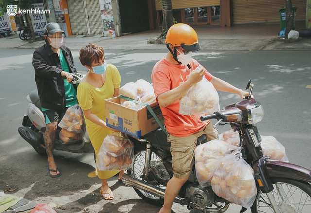 Mẹ khiếm thị, con trai nấu cơm rồi đi khắp Sài Gòn để tặng người khuyết tật: Mẹ có anh đi còn té ngã, cô chú ngoài kia chẳng biết sống sao - Ảnh 5.