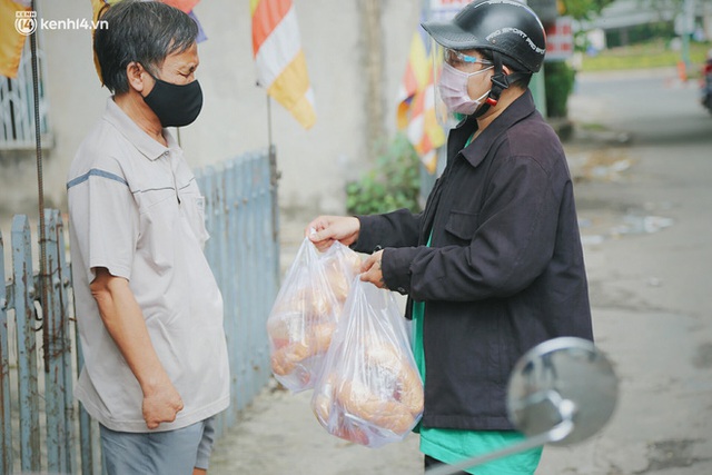 Mẹ khiếm thị, con trai nấu cơm rồi đi khắp Sài Gòn để tặng người khuyết tật: Mẹ có anh đi còn té ngã, cô chú ngoài kia chẳng biết sống sao - Ảnh 6.