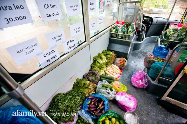  Người Sài Gòn lên xe buýt để... mua rau củ, thịt cá giá bình ổn, vẫn đảm bảo an toàn nhưng quan trọng là cái gì cũng tươi ngon!  - Ảnh 6.