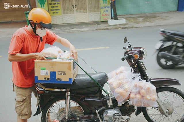 Mẹ khiếm thị, con trai nấu cơm rồi đi khắp Sài Gòn để tặng người khuyết tật: Mẹ có anh đi còn té ngã, cô chú ngoài kia chẳng biết sống sao - Ảnh 8. Mẹ khiếm thị, con trai nấu cơm rồi đi khắp Sài Gòn để tặng người khuyết tật: Mẹ có anh đi còn té ngã, cô chú ngoài kia chẳng biết sống sao - Ảnh 8.