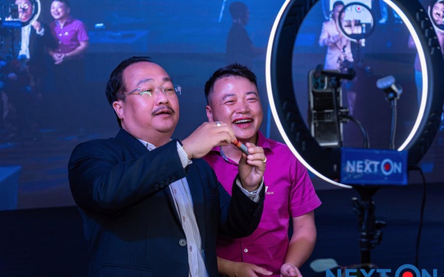 Shark Bình lần đầu lộ... mặt mộc trước hàng nghìn người - Ảnh 6. Shark Bình lần đầu lộ... mặt mộc trước hàng nghìn người - Ảnh 6.