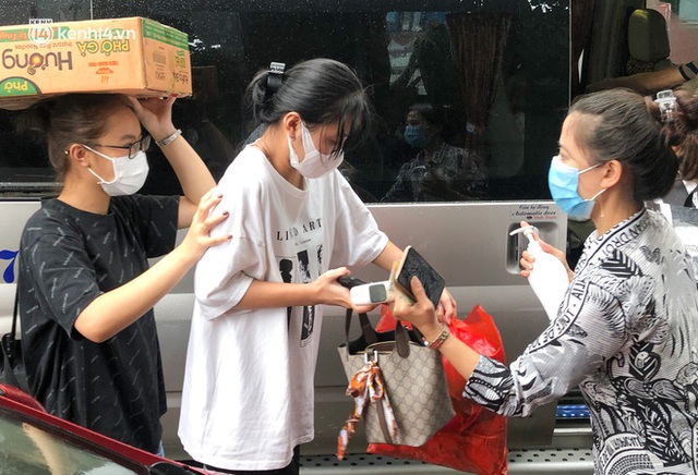 Hà Nội: Hàng trăm sinh viên KTX Mỹ Đình 2 đội mưa chuyển đồ, nhường chỗ cho khu cách ly Covid-19 - Ảnh 15.