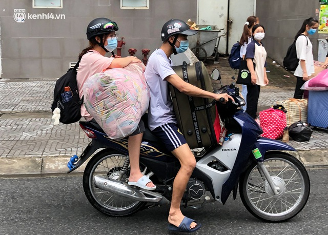 Hà Nội: Hàng trăm sinh viên KTX Mỹ Đình 2 đội mưa chuyển đồ, nhường chỗ cho khu cách ly Covid-19 - Ảnh 7.