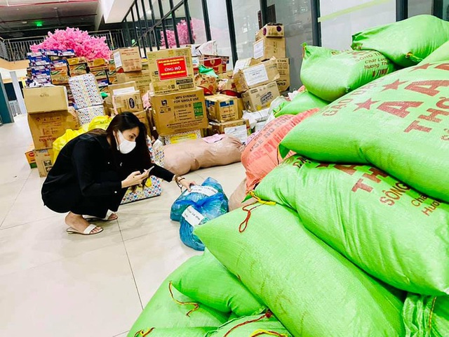 Thuỷ Tiên bị tố “nhận vơ” cả trăm tấn lương thực người dân Hà Tĩnh tiếp tế cho Sài Gòn, Công Vinh bức xúc lên tiếng phân trần - Ảnh 7. Thuỷ Tiên bị tố “nhận vơ” cả trăm tấn lương thực người dân Hà Tĩnh tiếp tế cho Sài Gòn, Công Vinh bức xúc lên tiếng phân trần - Ảnh 7.
