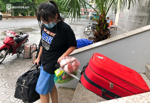 Hà Nội: Hàng trăm sinh viên KTX Mỹ Đình 2 đội mưa chuyển đồ, nhường chỗ cho khu cách ly Covid-19 - Ảnh 8.