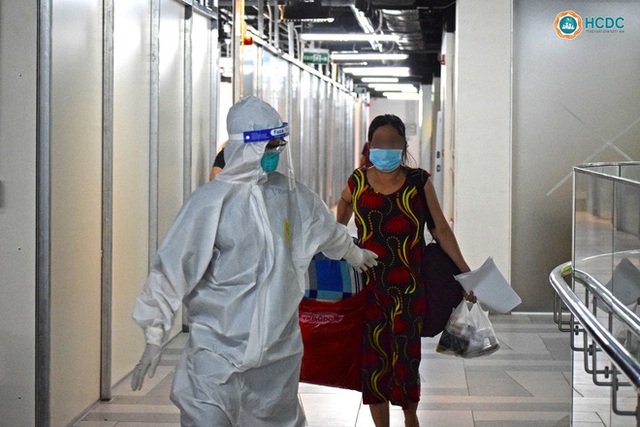  Bệnh viện dã chiến ở Thuận Kiều Plaza chính thức tiếp nhận, điều trị bệnh nhân Covid-19 - Ảnh 10.