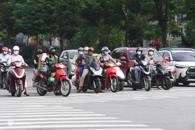  Hà Nội ngày đầu giãn cách: Nhân viên một siêu thị đi chợ hộ người dân - Ảnh 2.