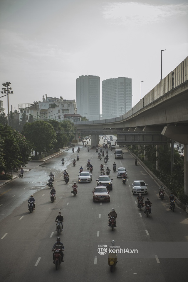  Hà Nội ngày đầu thực hiện giãn cách xã hội theo Chỉ thị 16: Đường phố vắng lặng, hàng quán đóng kín cửa im lìm - Ảnh 17.