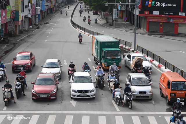  Hà Nội ngày đầu giãn cách: Nhân viên một siêu thị đi chợ hộ người dân - Ảnh 3.