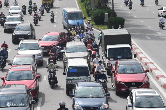  Hà Nội ngày đầu giãn cách: Nhân viên một siêu thị đi chợ hộ người dân - Ảnh 4.