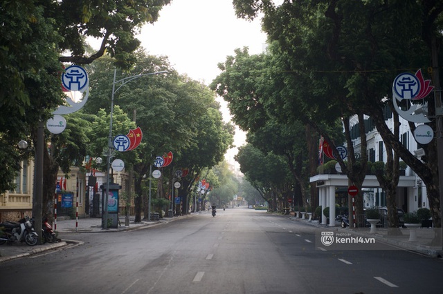  Hà Nội ngày đầu thực hiện giãn cách xã hội theo Chỉ thị 16: Đường phố vắng lặng, hàng quán đóng kín cửa im lìm - Ảnh 8.