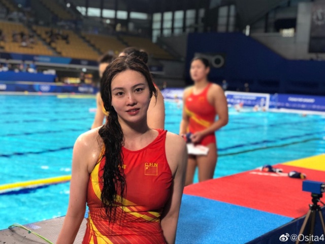 Đội trưởng đội bóng nước nữ Trung Quốc khiến MXH điên đảo chỉ sau 1 bức ảnh thi Olympic với nhan sắc cực phẩm, soi profile lại càng mê mệt - Ảnh 1.