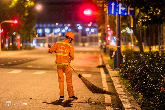  Ảnh: Đường phố Sài Gòn sau 18h vắng lặng như thế nào? - Ảnh 13.