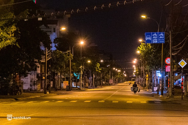  Ảnh: Đường phố Sài Gòn sau 18h vắng lặng như thế nào? - Ảnh 18.