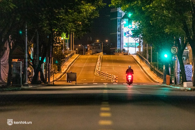  Ảnh: Đường phố Sài Gòn sau 18h vắng lặng như thế nào? - Ảnh 23.