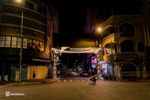  Ảnh: Đường phố Sài Gòn sau 18h vắng lặng như thế nào? - Ảnh 5.
