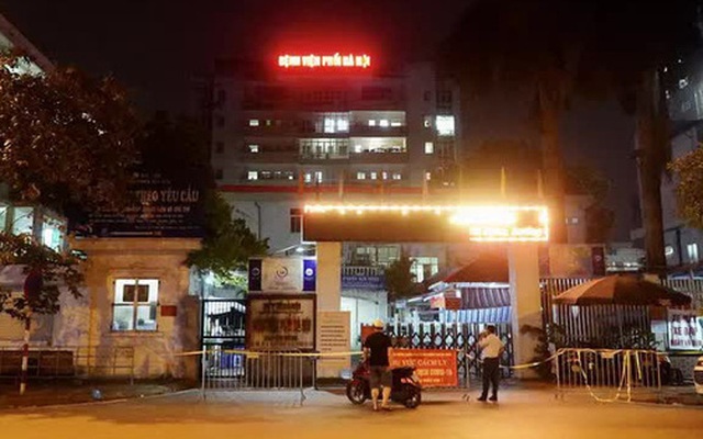 Bệnh viện Phổi Hà Nội được dựng rào chắn, cách ly từ tối 25/7.