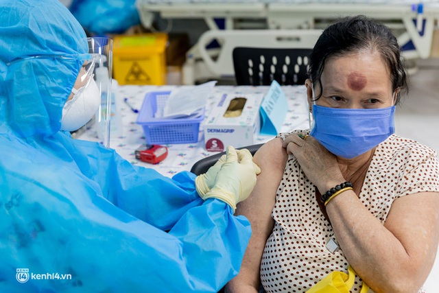  Ảnh: Các cụ già và người nghèo ở Sài Gòn vui mừng vì được tiêm vaccine Covid-19 miễn phí - Ảnh 3.