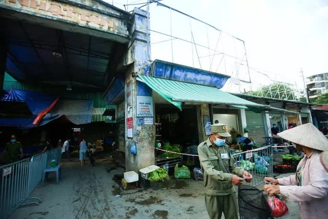  CLIP: Ngày đầu tiên người dân Hà Nội đi chợ cầm phiếu ngày chẵn, lẻ  - Ảnh 2.