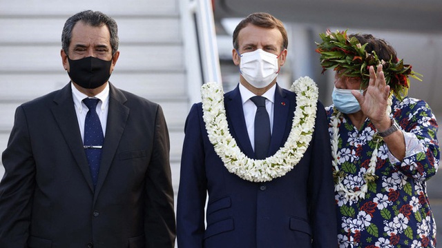 Khoảnh khắc hot nhất hôm nay: Tổng thống Pháp bất đắc dĩ thành cây hoa di động, nét mặt của ông càng gây chú ý - Ảnh 2.