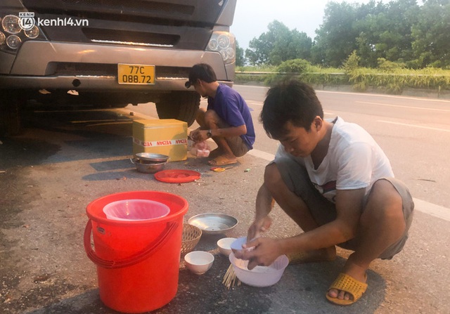  Tài xế container nấu ăn bên lề đường, chờ giấy thông hành để vào Hà Nội: Tôi bị kẹt ở đây 5 ngày rồi chưa chuyển hàng được - Ảnh 14.