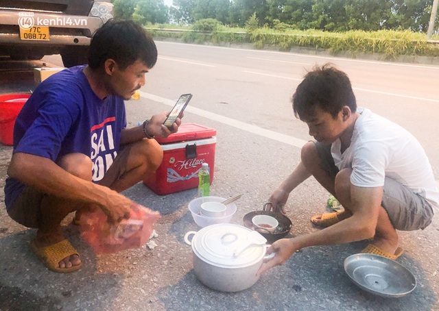  Tài xế container nấu ăn bên lề đường, chờ giấy thông hành để vào Hà Nội: Tôi bị kẹt ở đây 5 ngày rồi chưa chuyển hàng được - Ảnh 16.