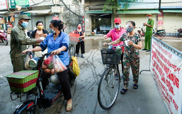  CLIP: Ngày đầu tiên người dân Hà Nội đi chợ cầm phiếu ngày chẵn, lẻ  - Ảnh 4.