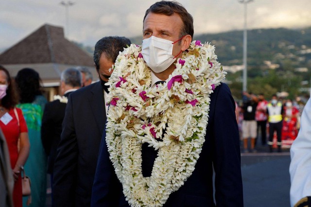 Khoảnh khắc hot nhất hôm nay: Tổng thống Pháp bất đắc dĩ thành cây hoa di động, nét mặt của ông càng gây chú ý - Ảnh 3.