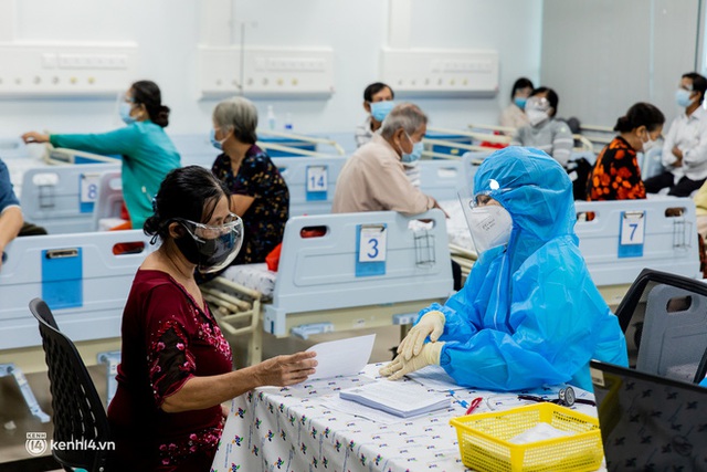  Ảnh: Các cụ già và người nghèo ở Sài Gòn vui mừng vì được tiêm vaccine Covid-19 miễn phí - Ảnh 5.