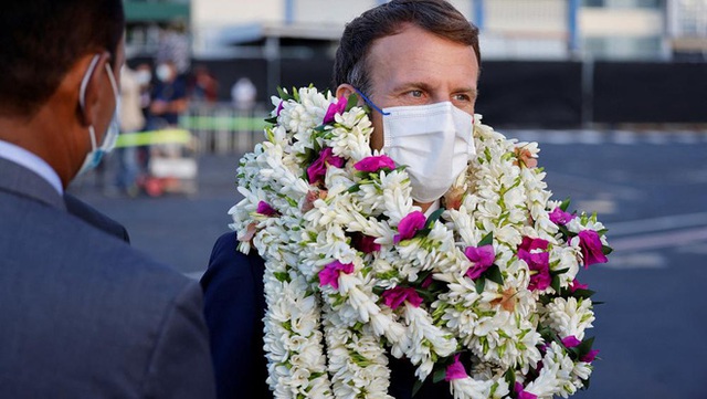  Tổng thống Pháp bất ngờ biến thành vòng hoa khổng lồ di dộng, vẻ mặt tôi ổn càng khiến mọi người thích thú - Ảnh 5.