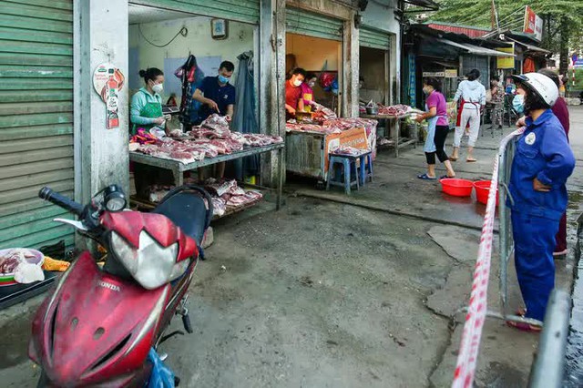  CLIP: Ngày đầu tiên người dân Hà Nội đi chợ cầm phiếu ngày chẵn, lẻ  - Ảnh 6.