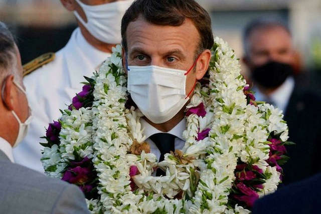  Tổng thống Pháp bất ngờ biến thành vòng hoa khổng lồ di dộng, vẻ mặt tôi ổn càng khiến mọi người thích thú - Ảnh 6.