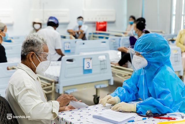  Ảnh: Các cụ già và người nghèo ở Sài Gòn vui mừng vì được tiêm vaccine Covid-19 miễn phí - Ảnh 8.