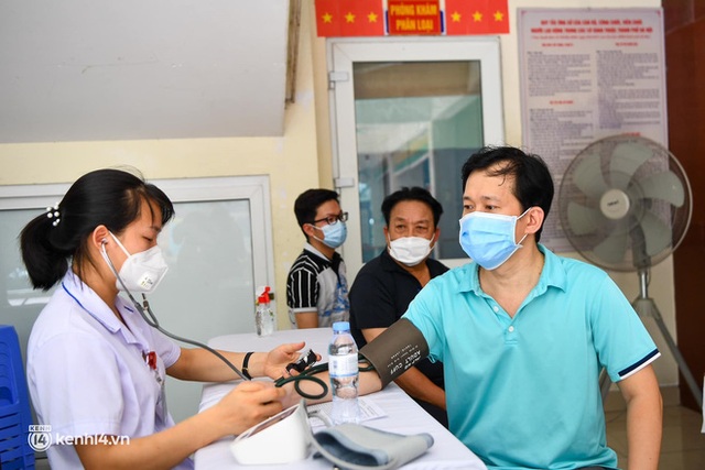  Ảnh: Hà Nội bắt đầu chiến dịch tiêm vắc xin Covid-19 cho người dân trên diện rộng - Ảnh 8.