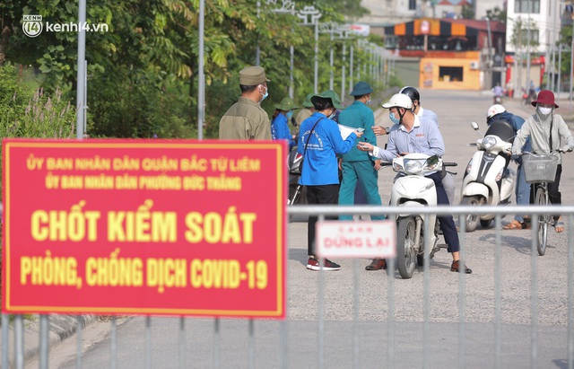  Ảnh: Phòng chống dịch Covid-19, một phường ở Hà Nội phát phiếu ra đường cho người dân 1 lần 1 ngày - Ảnh 1.