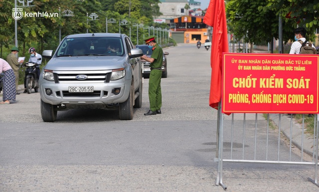  Ảnh: Phòng chống dịch Covid-19, một phường ở Hà Nội phát phiếu ra đường cho người dân 1 lần 1 ngày - Ảnh 2.